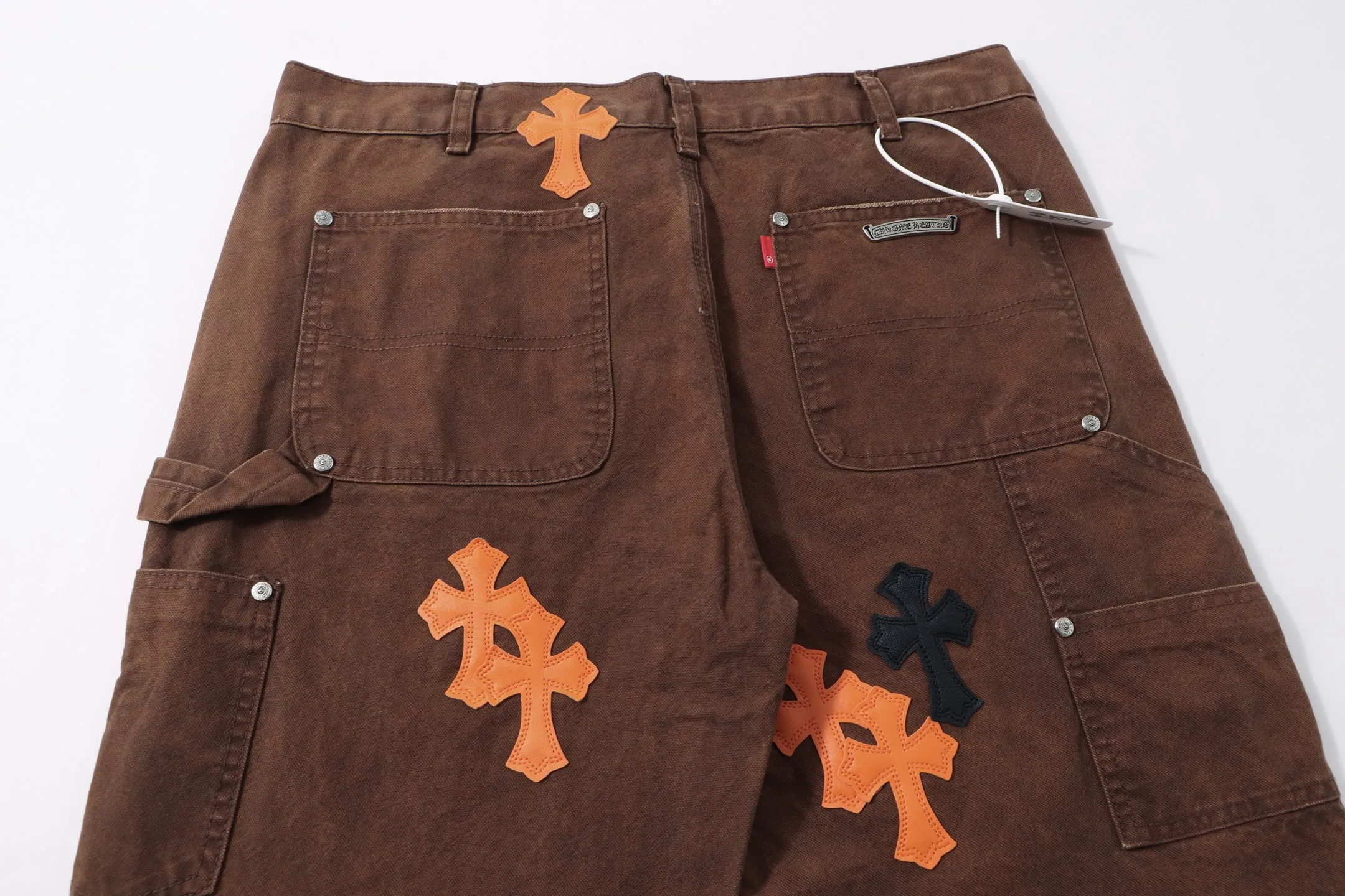 P290 Style No.: H93 Croxin & 𝐂𝐡𝐫𝐨𝐦𝐞 𝐇𝐞𝐚𝐫𝐭 Pingtai SS25 large colored leather denim logging pants. Styles with different washed textures are very friendly to people with thin legs. The slightly flared version perfectly modifies the leg shape. The timeless and moderate length makes it easy to match and match. It is the basis for various styles and is a must-have in your wardrobe! The fabric is stiff but also makes the upper body soft without losing texture. The washing process is even more perfect. It is a must-have item for everyone! ! !  Color: primary color Size: 28-30-32-34-36